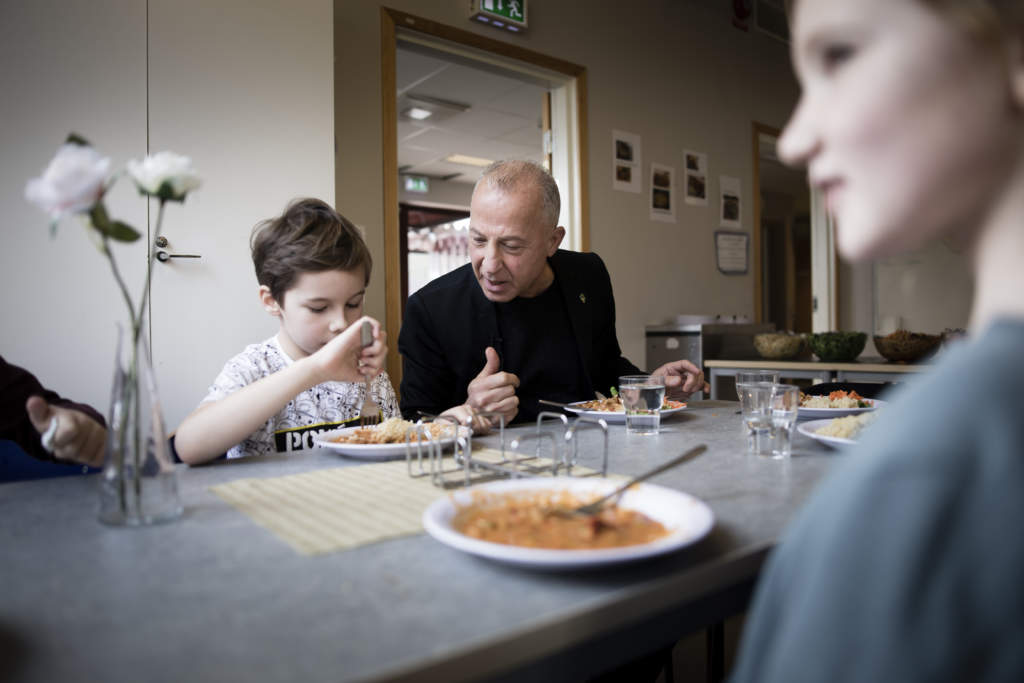 foto : anders deros : reportage simon bank. vi fo?ljer upp en granskning fra?n 2013 om ma?ngfalden i svenska fotbollfo?rbundet. hossein karbassi frstalrare p klostergrdsskolan i lund, foto: anders deros